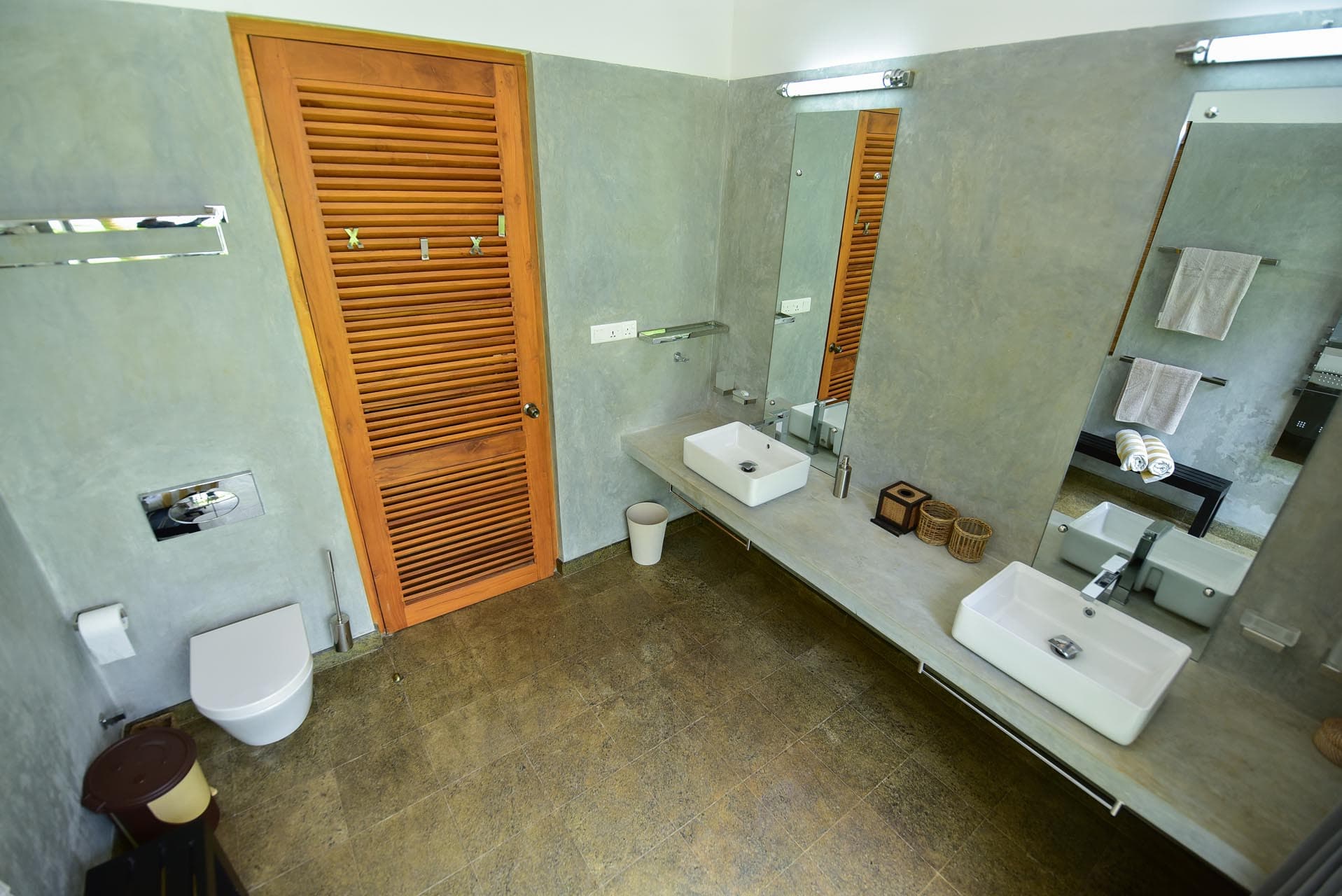 best rooms in hikkaduwa, Sri Lanka. spacious admiral suite at Tropical House Jungleside VIlla - suite bath room