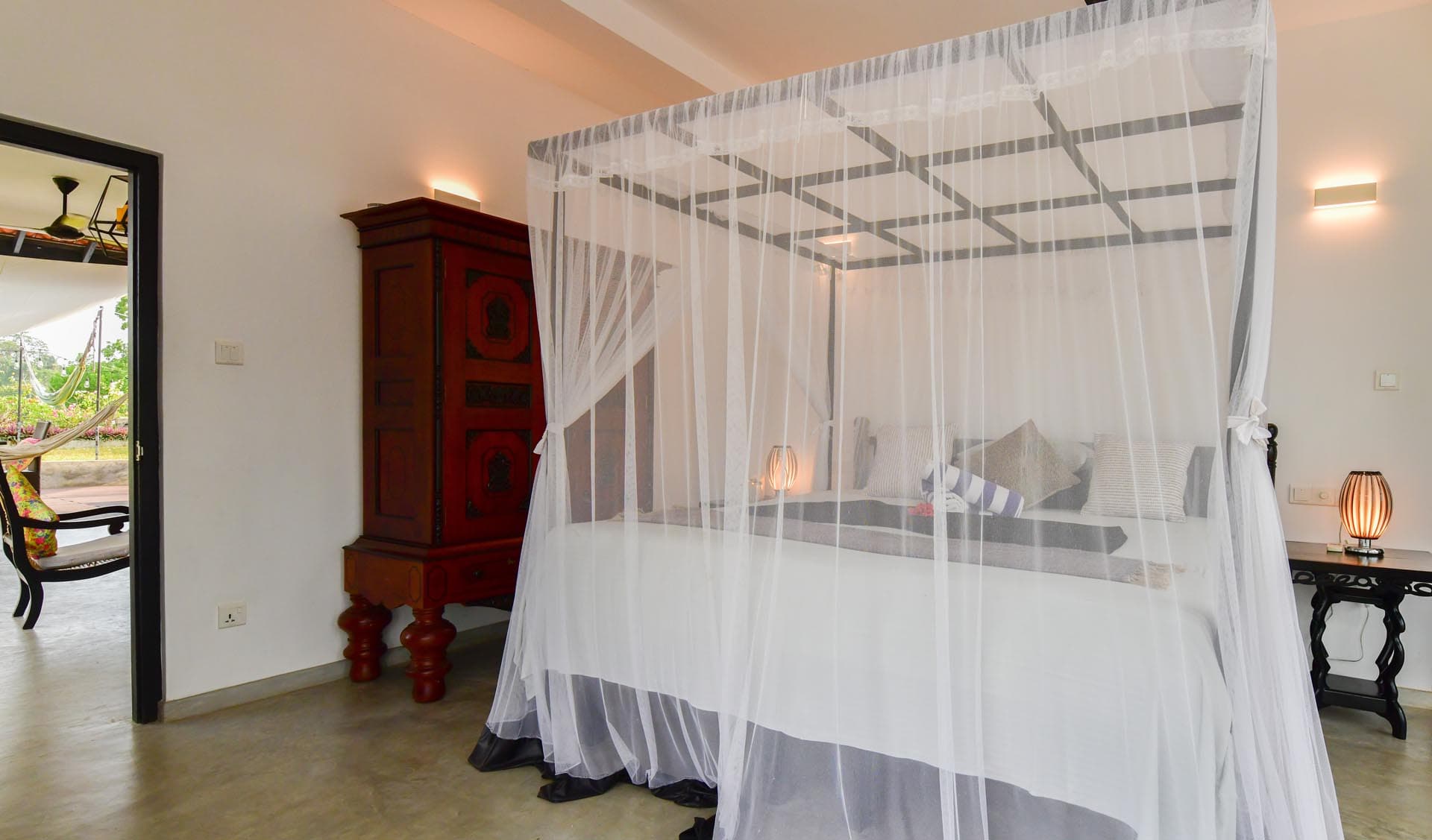 Best rooms in hikkaduwa, Sri Lanka. spacious Landmark Room at Tropical House Jungleside VIlla - room interior