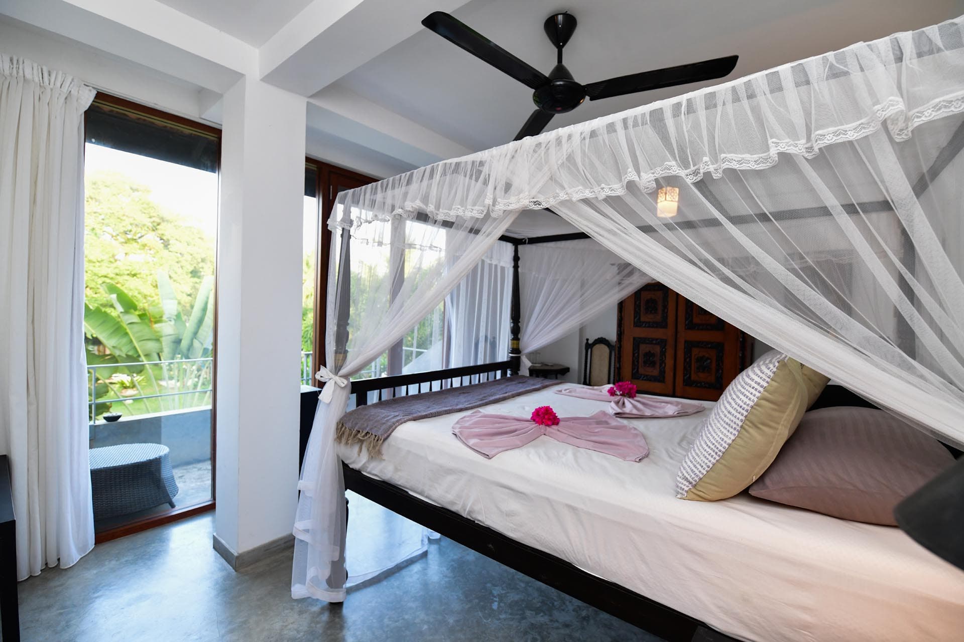 Best rooms in hikkaduwa, Sri Lanka. spacious Landmark Room at Tropical House Jungleside VIlla - room interior