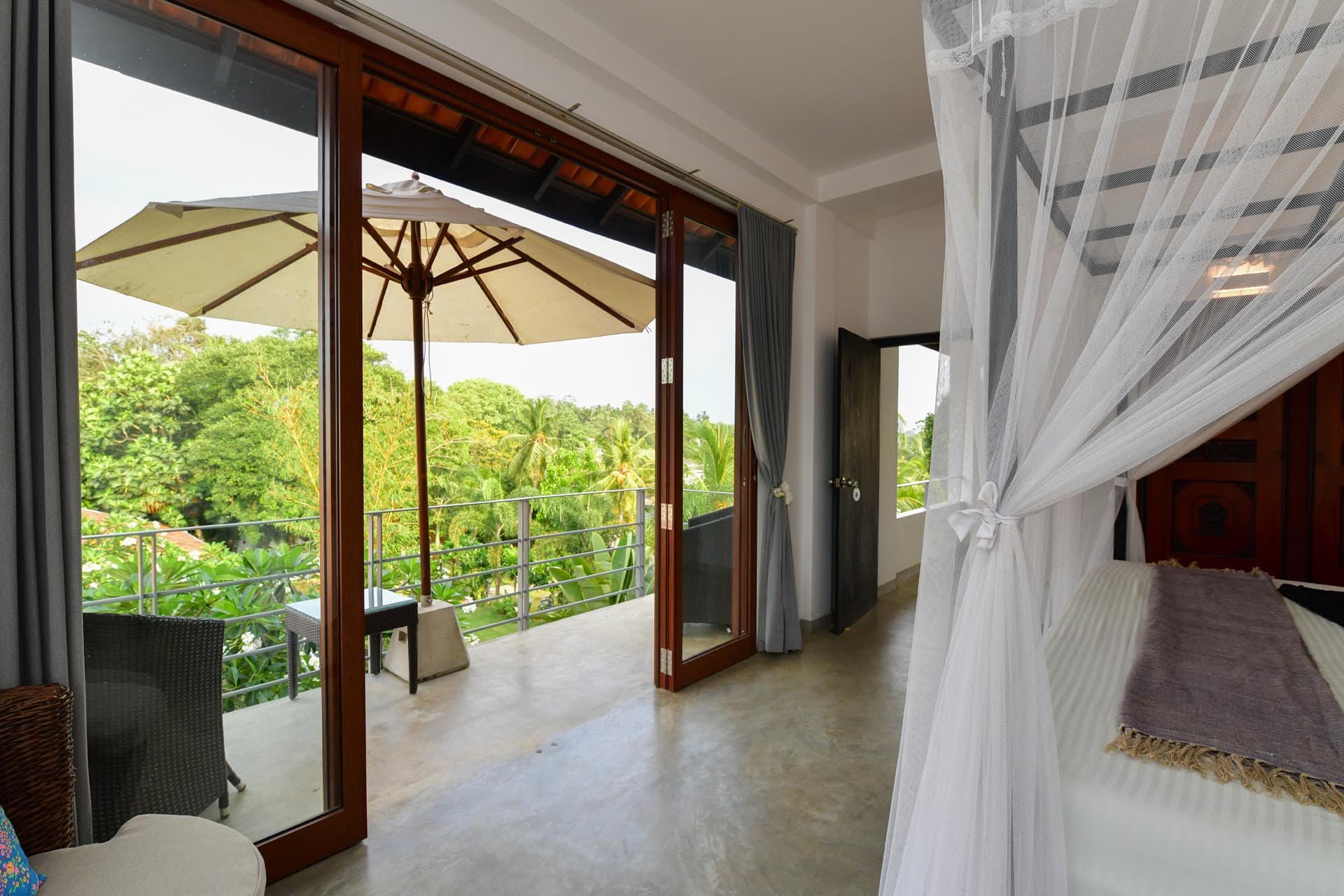 Best rooms in hikkaduwa, Sri Lanka. spacious Landmark Room at Tropical House Jungleside VIlla - room interior