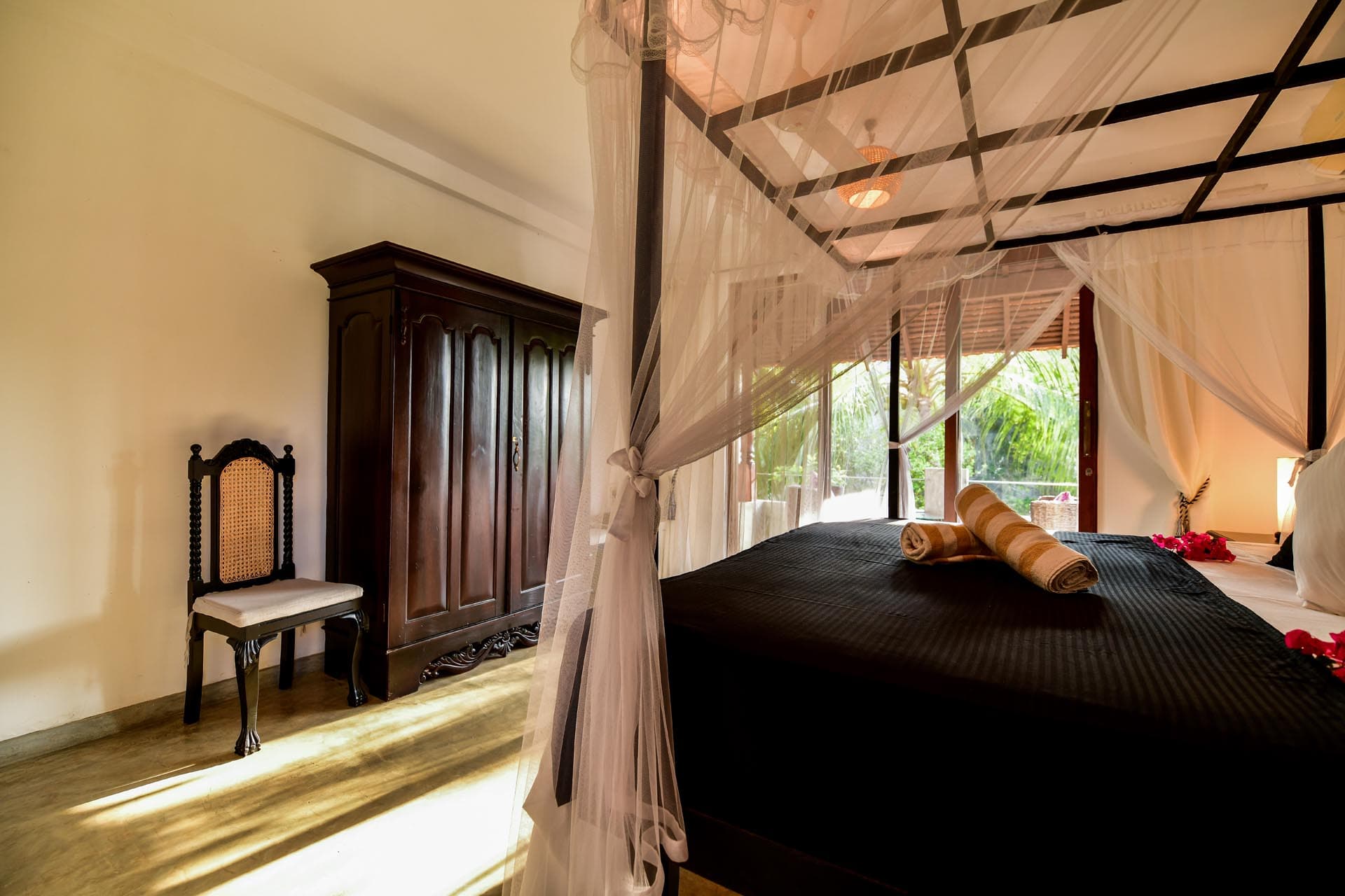 Best rooms in hikkaduwa, Sri Lanka. spacious Landmark Room at Tropical House Jungleside VIlla - room interior