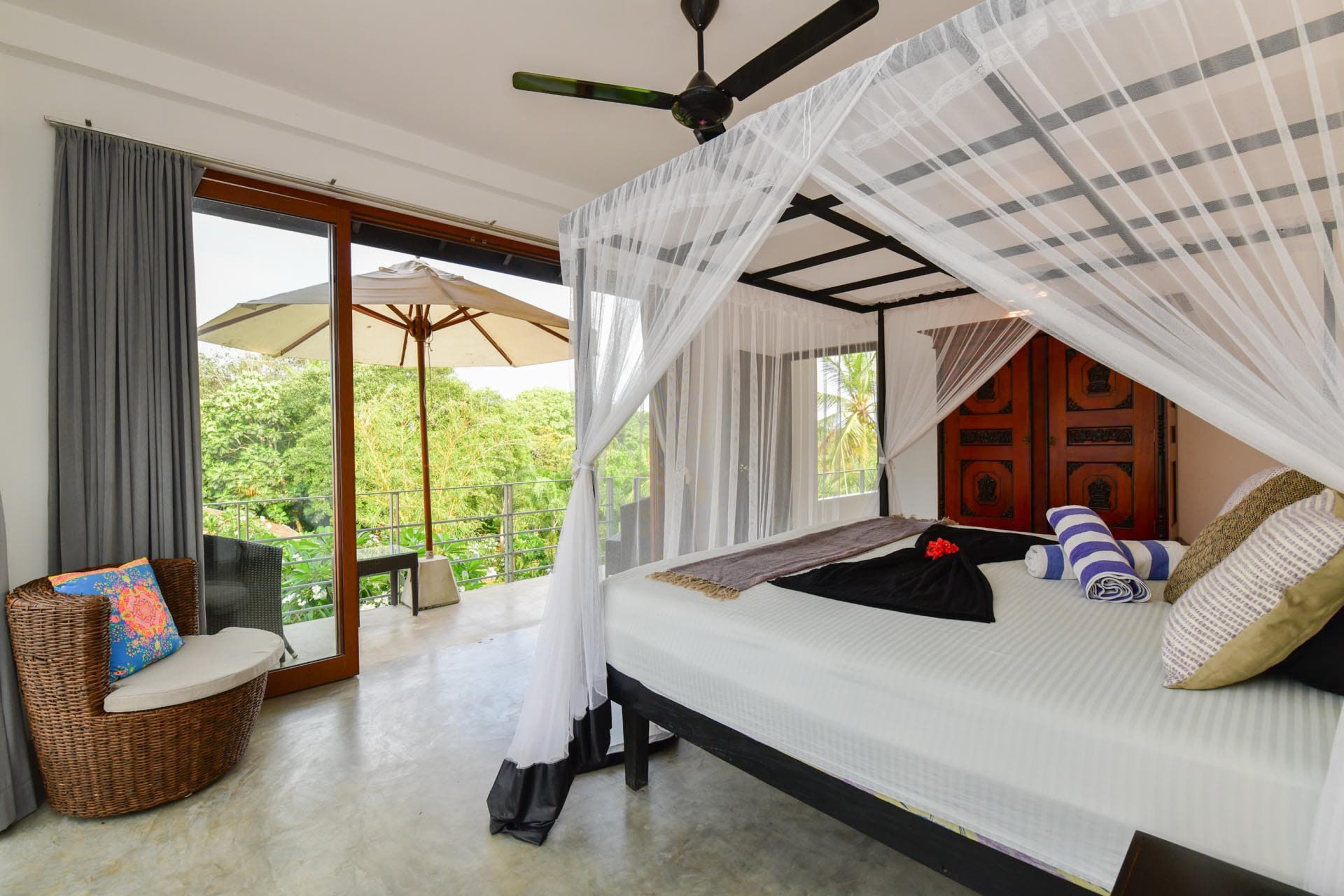 Best rooms in hikkaduwa, Sri Lanka. spacious Landmark Room at Tropical House Jungleside VIlla - room interior